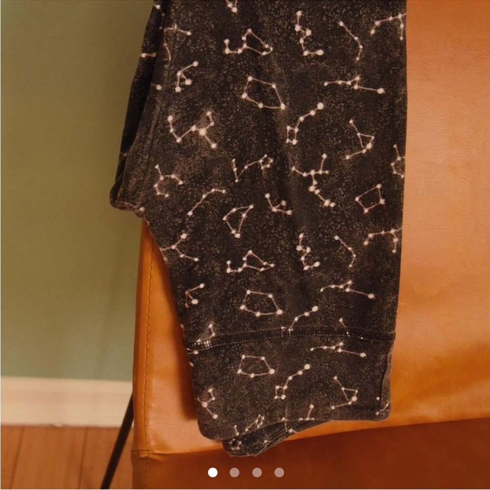 Xhilaration constellation leggings (size XS)
